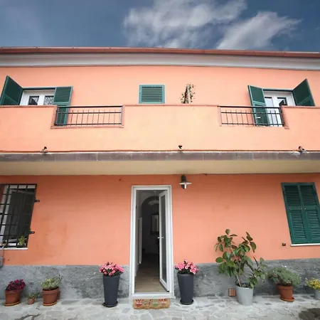 Agora Oda ve Kahvaltı Sarzana