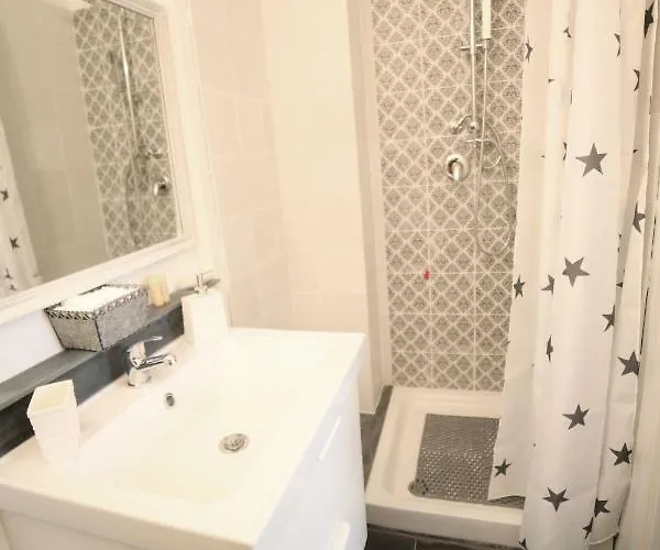 Agora לינה וארוחת בוקר סרזאנה